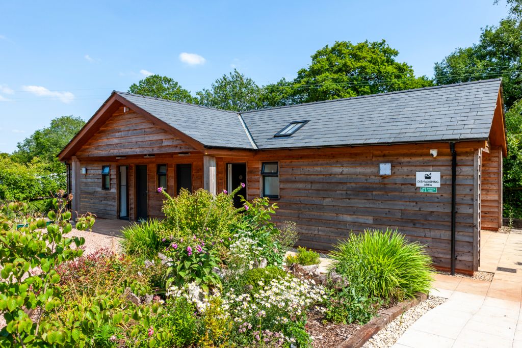 Campsite Facilities | Electric Hook Up | Modern Toilet Block | Hard Standing